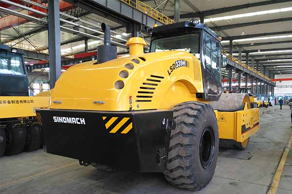 大型<a href='http://m.alleventpro.com' target='_blank'>壓路機(jī)</a>